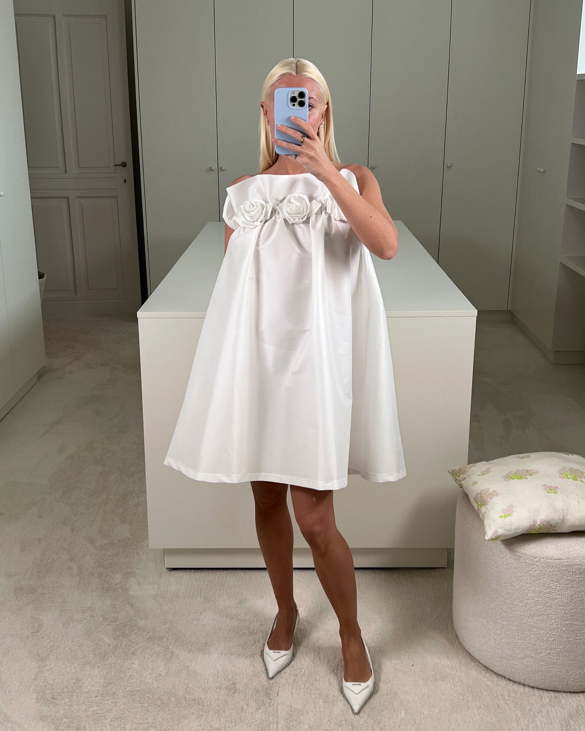 Charlotte wearing the Theodore dress from the Bernadette collection, made of crisp ivory taffeta with a sleek straight neckline decorated with delicate handmade roses, combining timeless elegance with a playful touch. Available at Georgette bridal boutique in Brussels and online at georgettebridal.com.